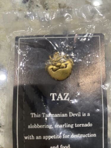 🔥NUOVO! WB Warner Brothers 90s Taz Tasmanian Devil Spilla Oro in Confezione Sigillata🌪️ - Foto 2 di 4