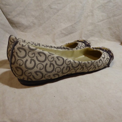 Tela con logotipo bronceado G by GUESS ballet talla 9 M; dije con joyas G; correa de hebilla - Imagen 4 de 15