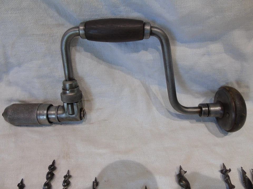 ancien vilebrequin à cliquet et un jeu de forets à bois ancien. Très bel état - Photo 3/4