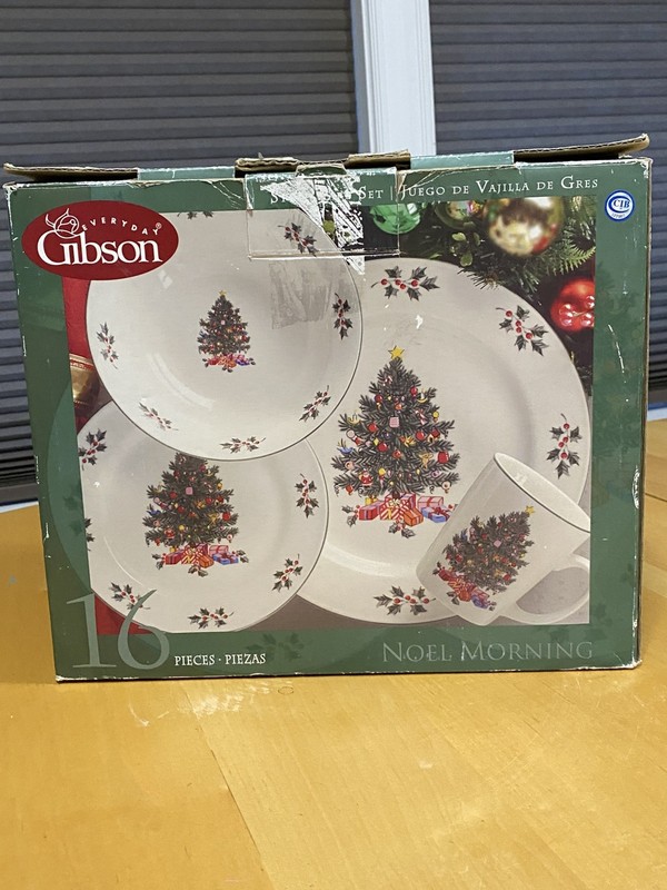 Gibson NOEL MORNING New Open Box Christmas Stoneware 16 Piece Dinnerware Set