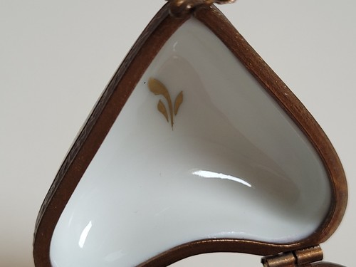Caja de baratijas corazón porcelana Limoges bisagras floral vintage rara bonita ver descripción - Imagen 8 de 13