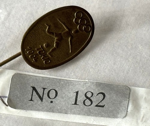 CALCIO Vintage Ottone Souvenir Olandese 1964 Tokyo Tokyo Olimpiadi Spilla Distintivo #182 - Foto 6 di 6
