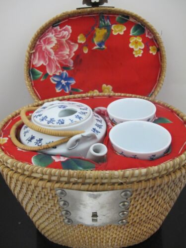 Juego de tetera y tazas de té de porcelana azul y blanca china en cesta de viaje de mimbre - Imagen 3 de 14