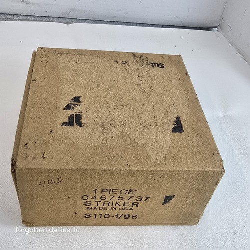 Dodge Spirit Chrysler Lebaron Hood Striker 1993-95 nuevo stock antiguo 4675737 - Imagen 2 de 3