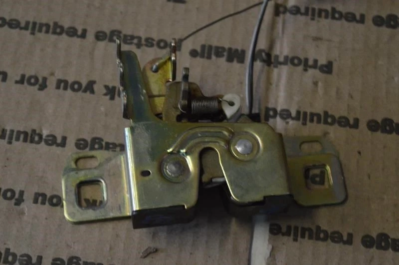 Jaguar XKR XK8 2000 2001 2002 PESTILLO DE LIBERACIÓN DE MALETERO CONVERTIBLE GJE3500 Foto 3 de 4