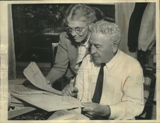1942 Press Photo Amos Alonzo Stagg and his wife discussing work, Stockton, CA