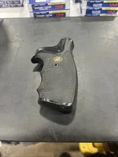 Pachmayr Colt V Frame Presentation Grip With Screw