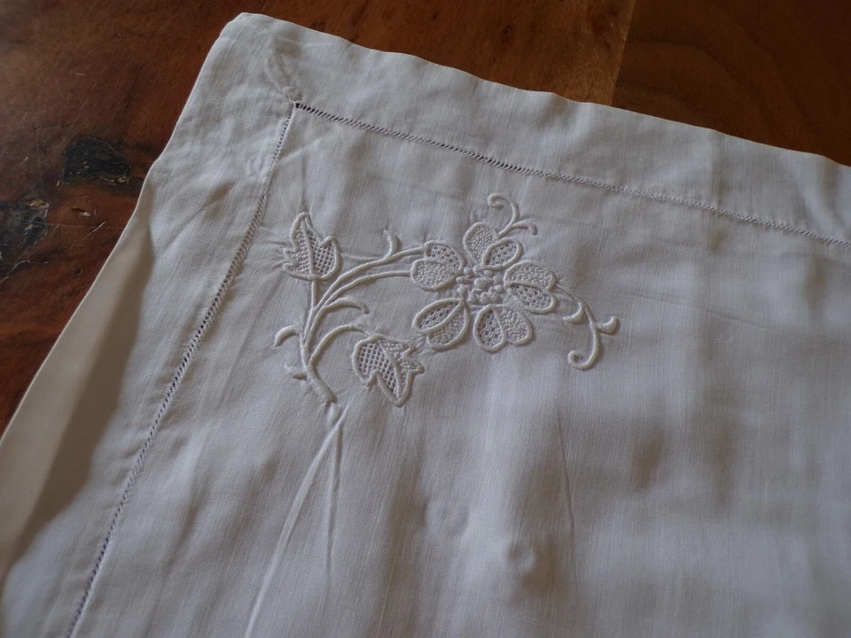 Linge ancien Housse de coussin en coton blanc avec broderies - Photo 3/4