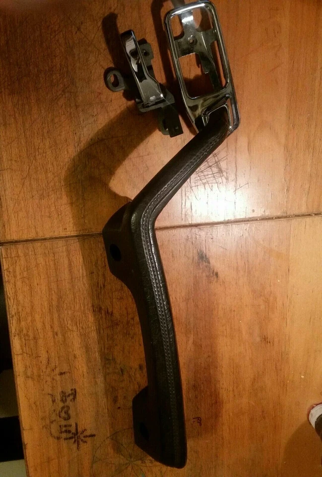 Mercedes-Benz 240D 1980 reposabrazos panel puerta delantera izquierda y derecha tirador Foto 2 de 4