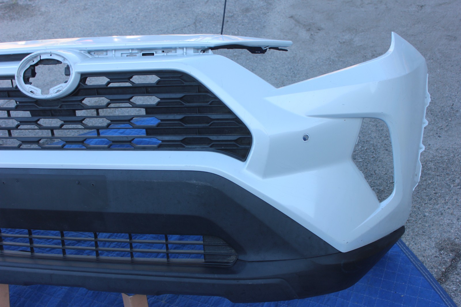 19-25 2022 TOYOTA RAV4 FRONT BUMPER COVER GRILL LOWER VALANCE WHITE GENUINE OEM