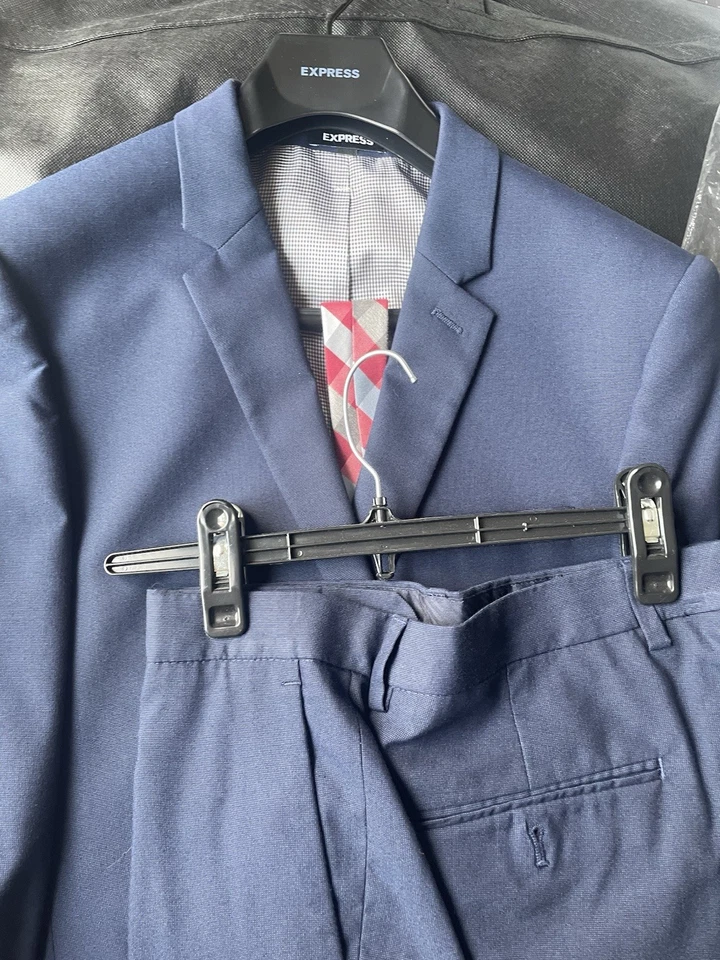 Traje pequeño azul marino para hombre Foto 2 de 4