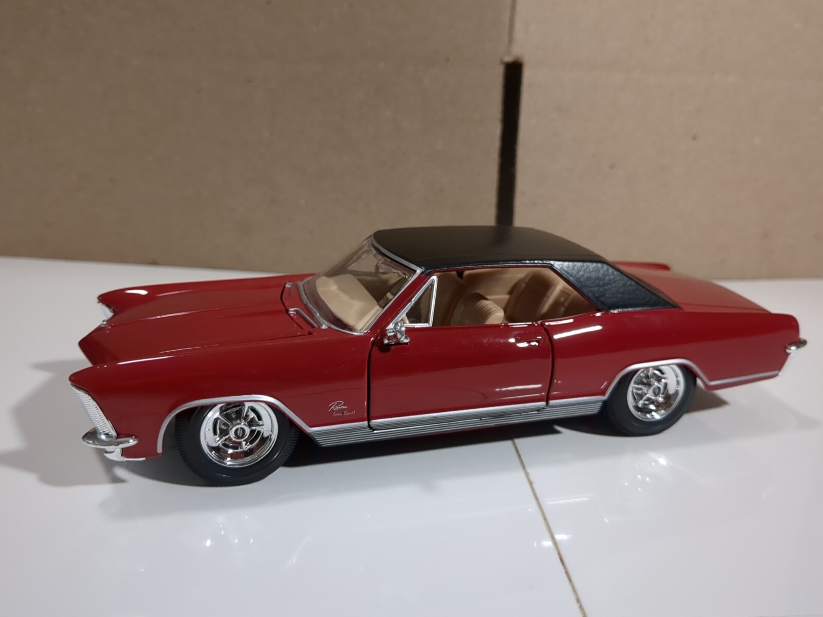 vintage maisto 1965 buick riviera gran sport 1:28th scale die cast model Loose