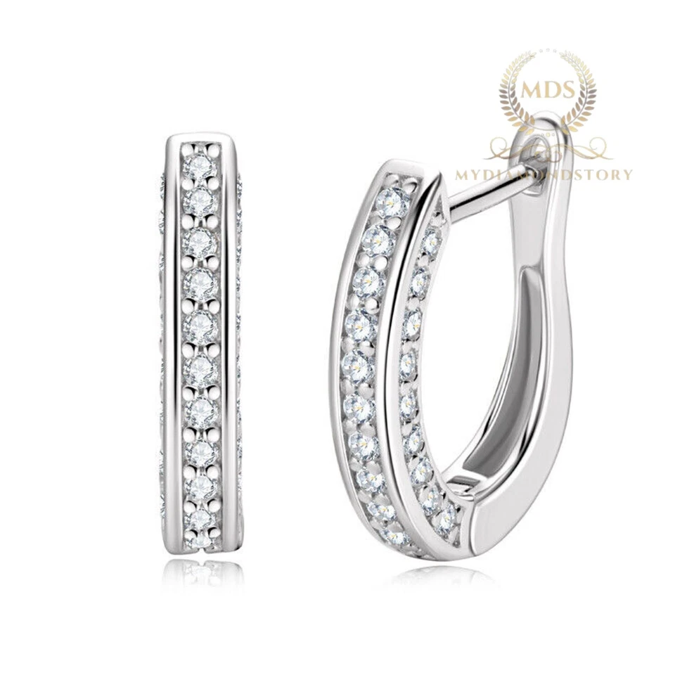 Pendientes de aro Huggie de moissanita de oro blanco sólido de 14 quilates de corte redondo de 2 quilates para mujer Foto 2 de 4