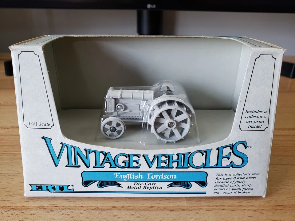 Ertl English Fordson Tractor Vintage Vehicles Diecast 1:43 - Image 2 of 4