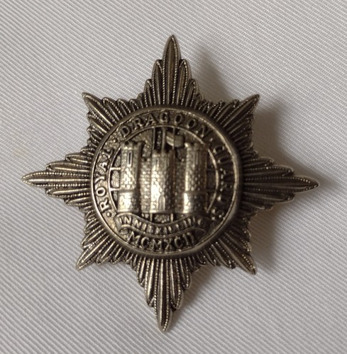Royal Dragoon Guards Cap Badge MCMXCII Unmarked Silver 2 Lugs VINTAGE - Foto 2 di 9