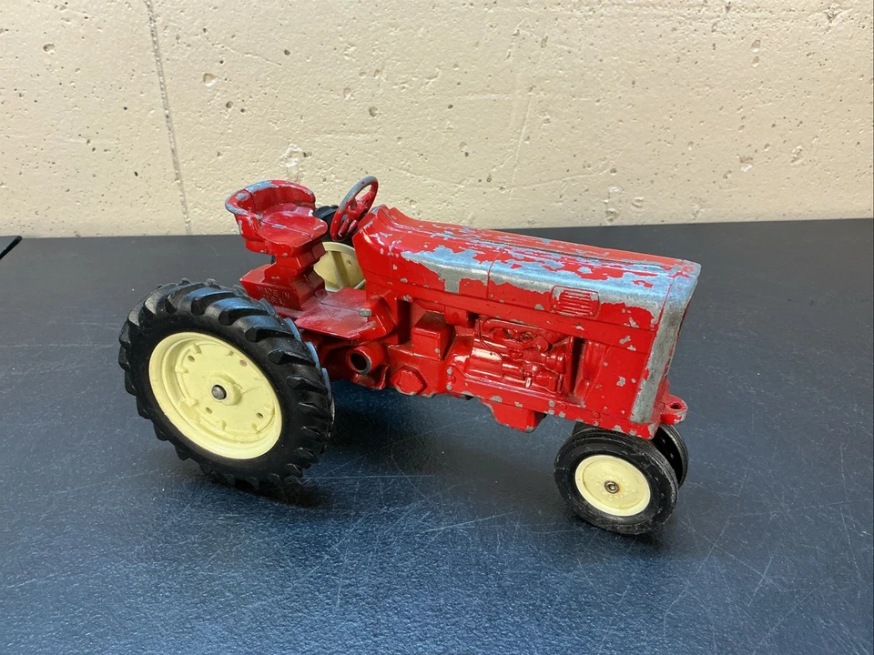 Tractor cosechadora Farmall International de hierro fundido de colección. Hecho en USA Foto 2 de 4