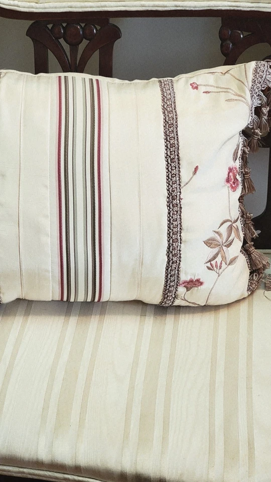 2 Croscill Rose Garden Beaudoix Decor Pillows Fringe Oblong Approx 17 x 14" VGC - Image 3 of 4