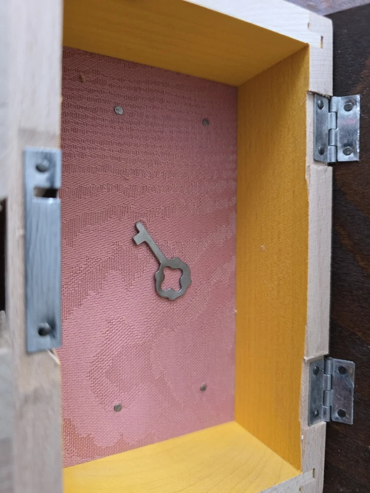 Zauberhafte Trick-Kiste Geschnitzt - nur wer das Geheimnis findet, öffnet sie - Bild 2 von 2