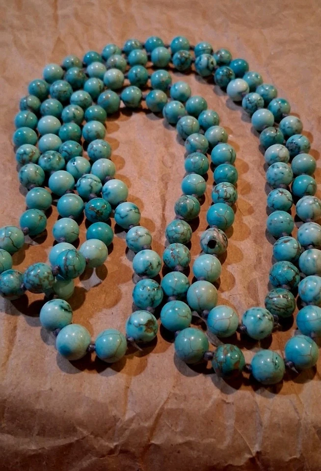 Collar anudado con cuentas de turquesa sintética (howlite) de 46 pulgadas de una sola hebra Foto 2 de 4
