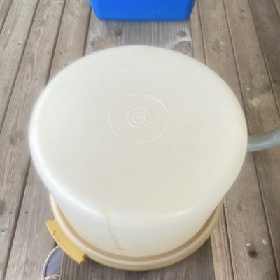 Tupperware Round Plastic Cake Container Snap Lid White Beige Food Storage