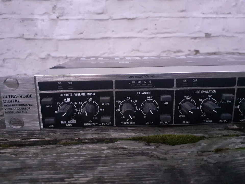 Behringer Ultravoice VX2496 pro vocal effects processor & mic pre amp working - Image 4 of 4