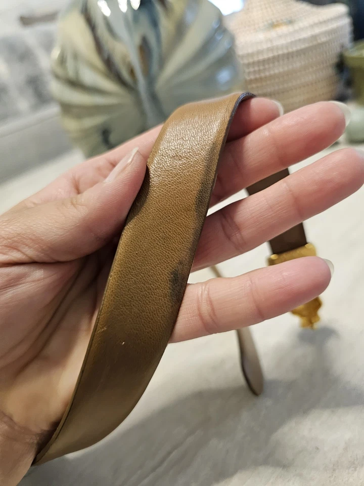 Cinturón de cuero marrón Donna Karan de la década de 1990 concha dorada hebilla ondulada ITALIA pequeño Foto 4 de 4