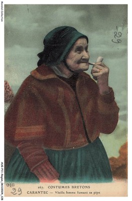 AUGP11-0939 - REGION - BRETON COSTUMES - CARANTEC - Old woman smoking her Pip