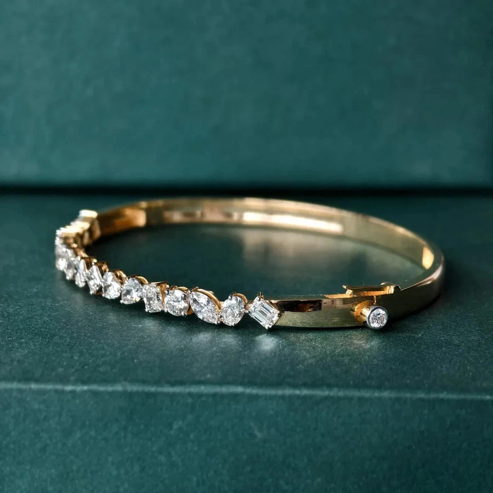 Brazalete brazalete para mujer moissanita blanca de corte múltiple de 4 quilates chapado en oro amarillo de 14 quilates Foto 2 de 4