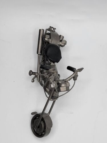 Statuina moto chopper in metallo con dadi parti riciclate fatta a mano - Foto 8 di 9