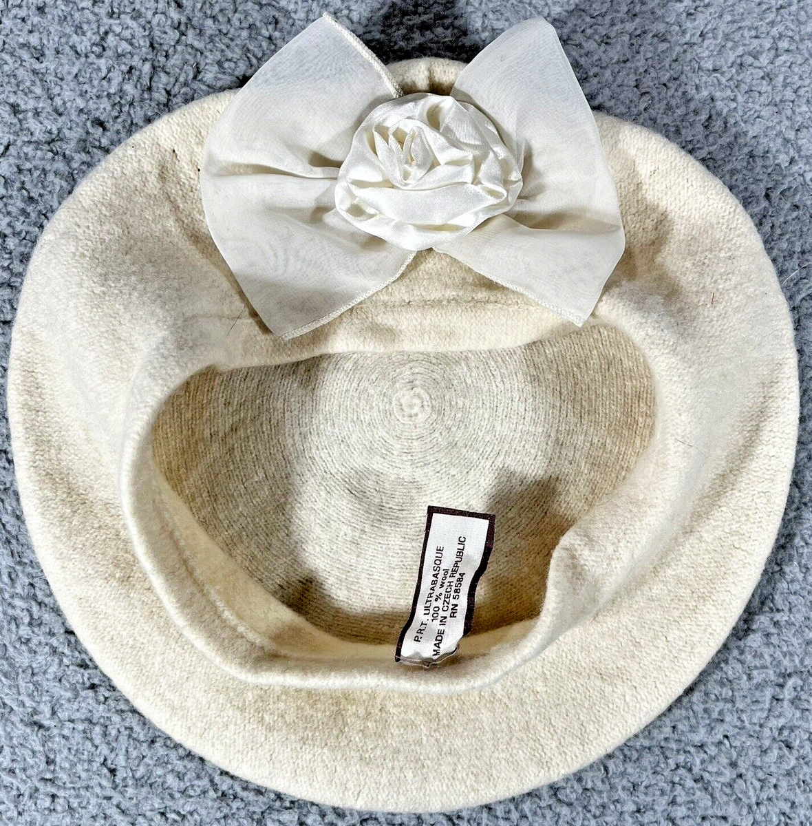 はと PRT UltraBasque Beret Hat Womens 100% Wool White Rose Accent Bow