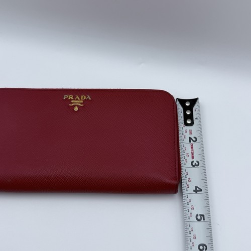 Portafoglio lungo PRADA logo pelle saffiano zip intorno rosso leggermente usato - Foto 9 di 11
