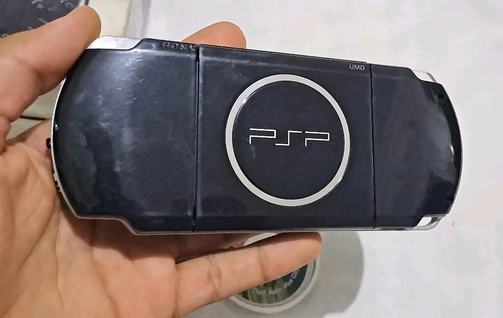 良品✨  PlayStation portable本体 (黒) 超美品 psp本体 黒3 新品バッテリー ゲーム2つ付き 動作OK 除菌