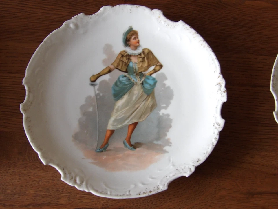 PAIRE D ASSIETTES ANCIENNES 1900 FEMME ESCRIME FLEURET - Photo 3/4