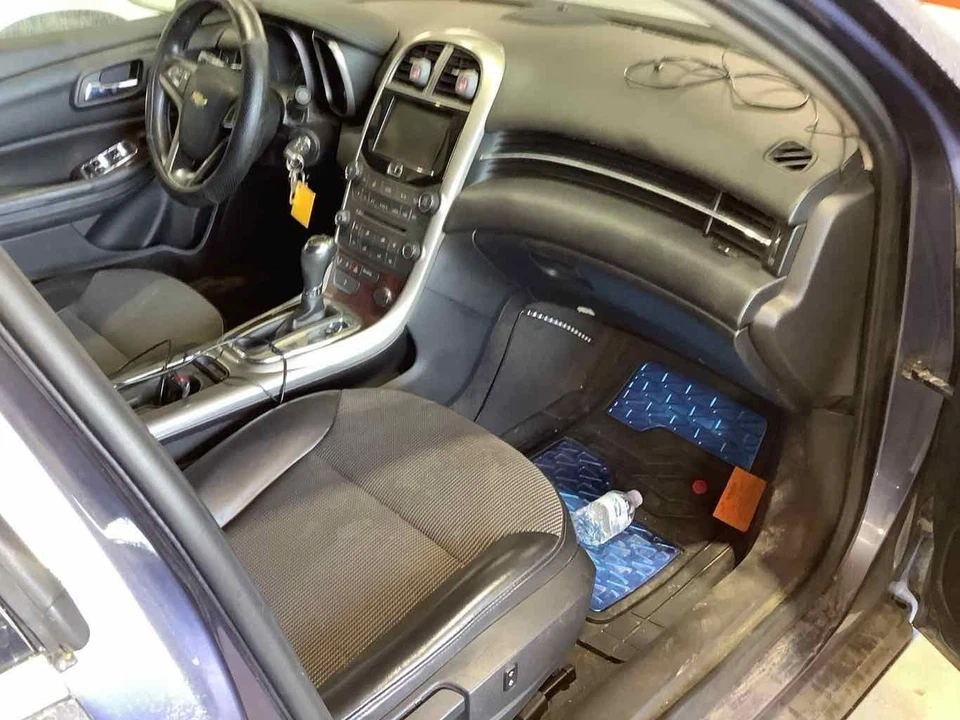 Used Front Right Door Assembly Front fits: 2013 Chevrolet Malibu R. w/center mou Foto 2 de 4