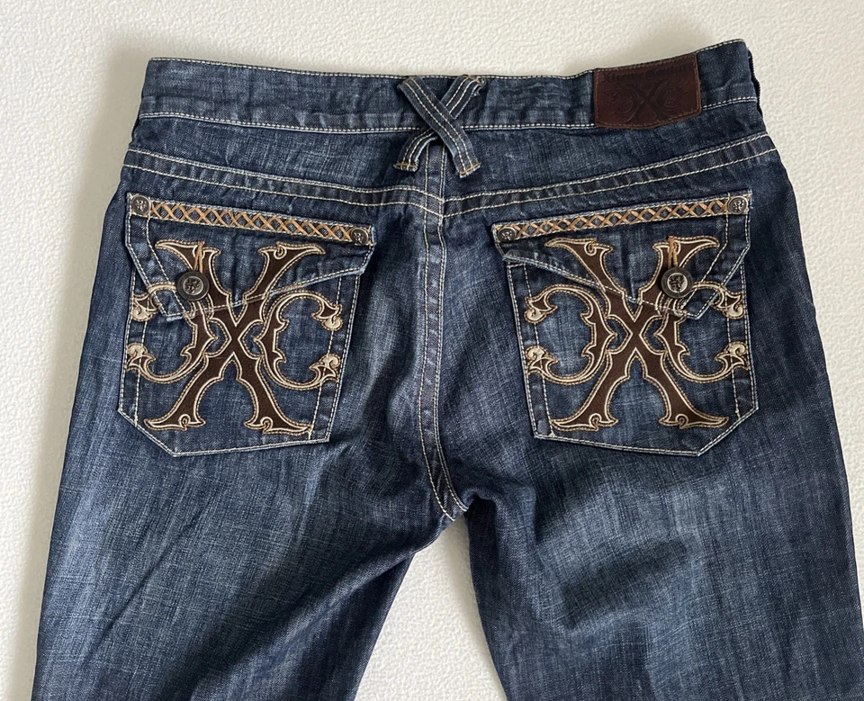 Pantalones de mezclilla para hombre Xtreme Couture by Affliction 36x34 bordados solapa bolsillo holgados Y2K Foto 3 de 4