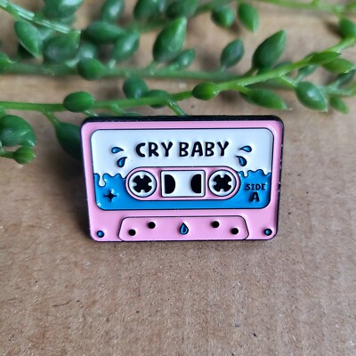 Melanie Martinez Emaille Pin Anstecker - Cry Baby Cassette Metall Pin Anstecker