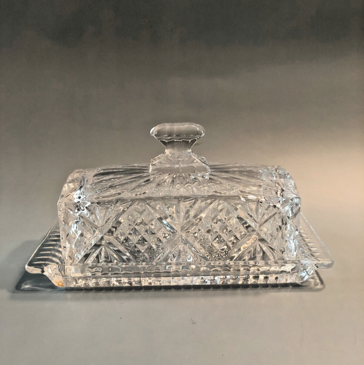 Godinger Dublin Crystal Covered Butter Dish in Excellent Condition  