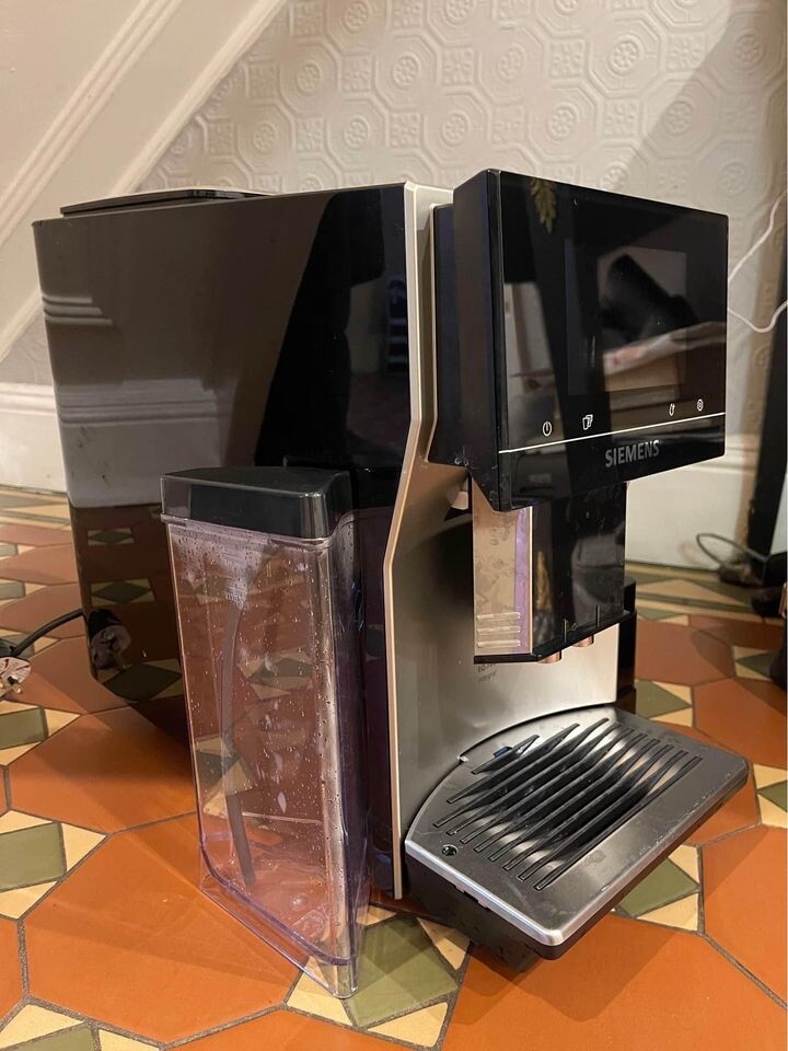 Siemens Fully Automatic Coffee Machine With Milk EQ.700 Integral Silver