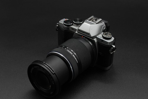 Olympus OM-D E-M10 Silver w/ 40-150mm Lens *4480 Shutter Count* - Picture 2 of 12