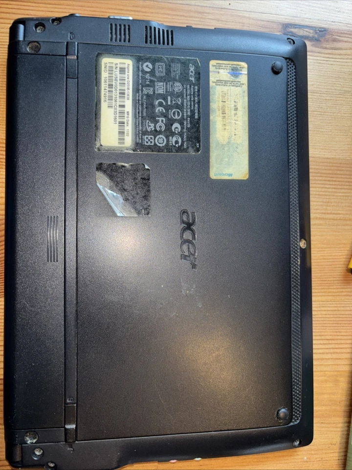 Acer Aspire One D225E Mini Laptop - Image 4 of 4