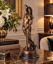 Bronze Skulptur nackte Frauenfigur &ndash; weiblicher Akt, signiert, auf Marmorsockel