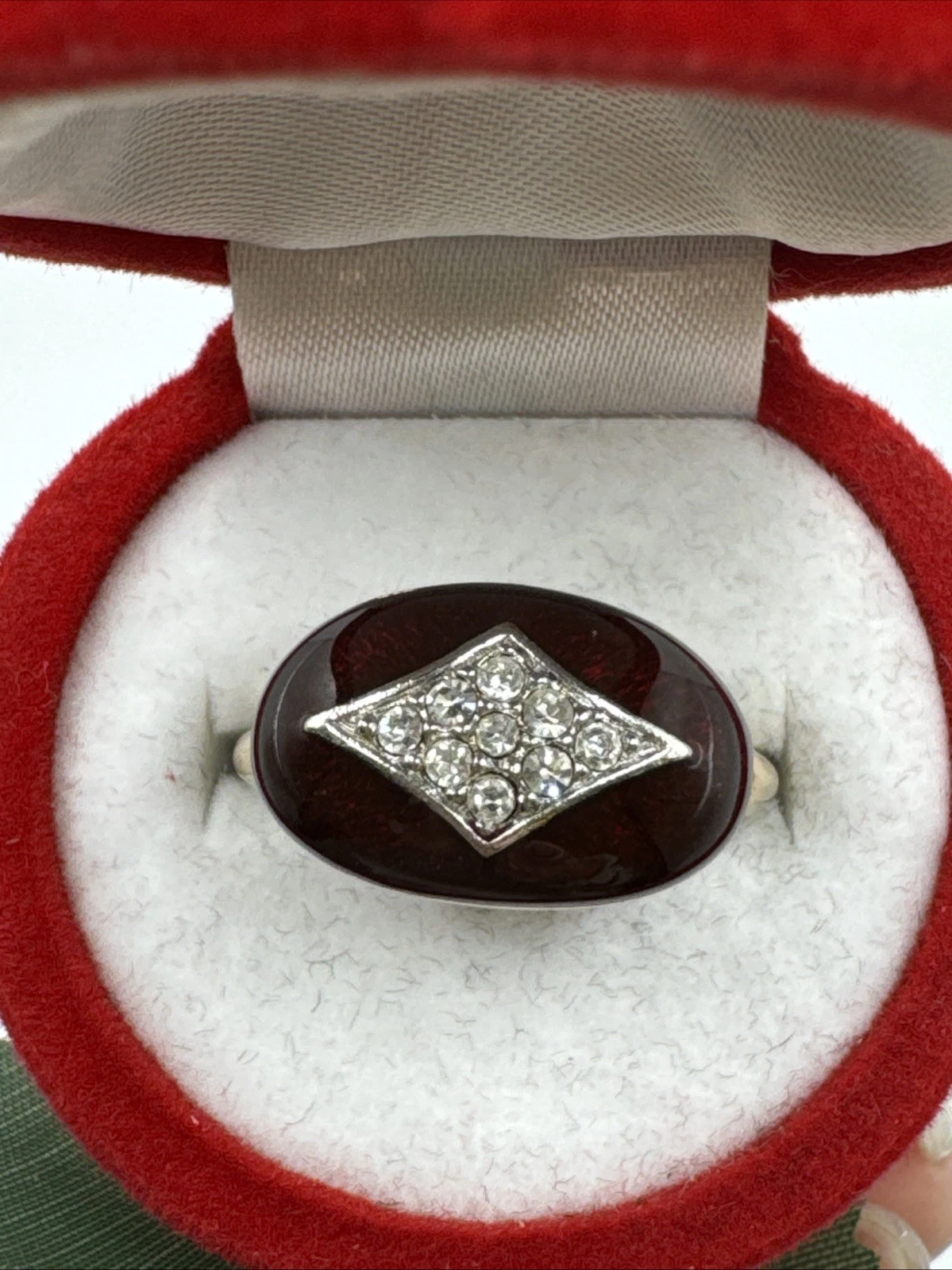 Bague vintage fantaisie rouge foncé nacré avec strass. Taille 55.