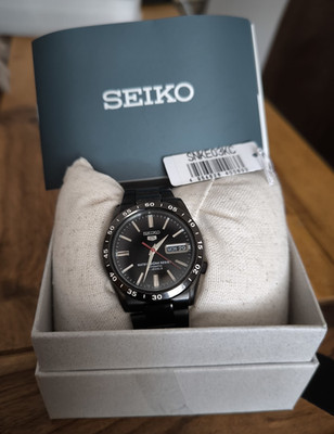 Seiko 5 SNKE03KC Automatik Herrenuhr Edelstahl schwarz Tag/Datum Sichtboden 50m
