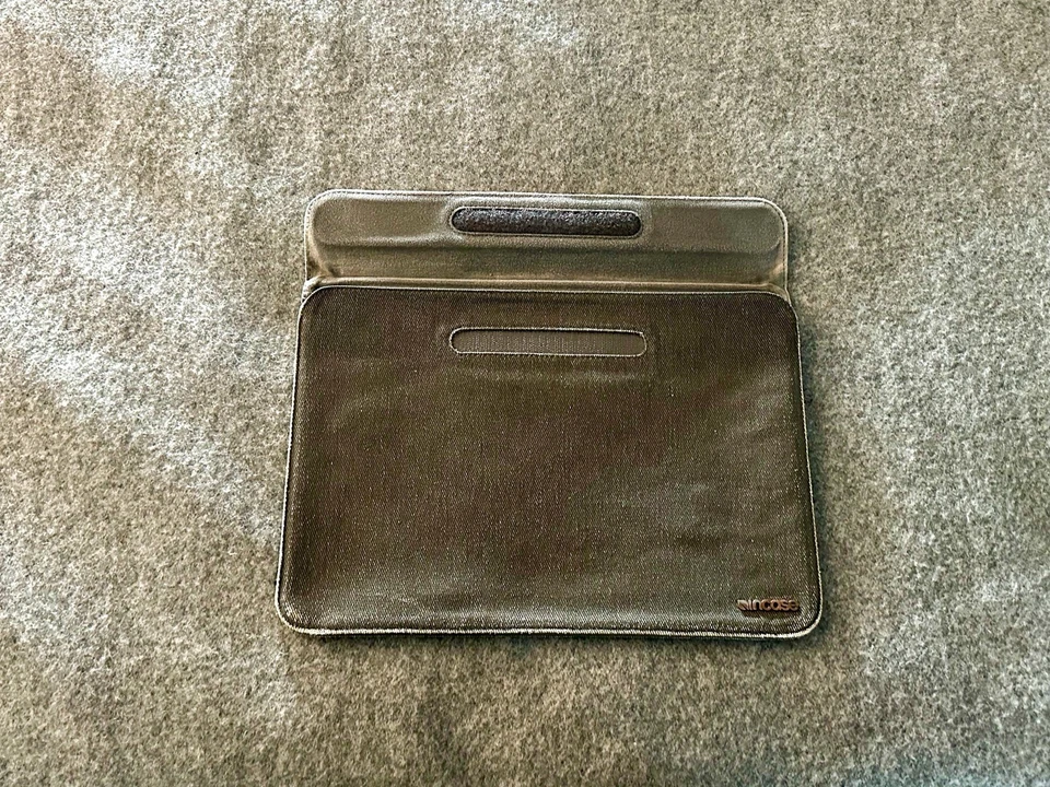 9x13 Incase 便携式电脑保护套,适用于 Apple MacBook Air。  — 第 2/3 张图片