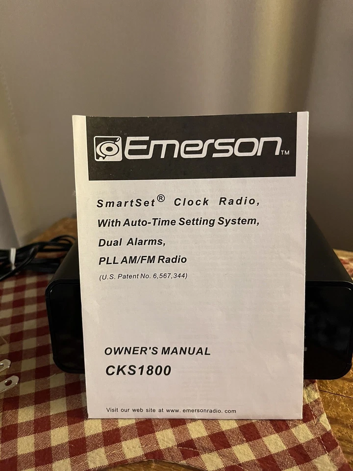 Emerson CKS1800 Smartset Alarm Clock Radio with AM/FM Radio, Dimmer, Sleep Timer - Image 3 of 4