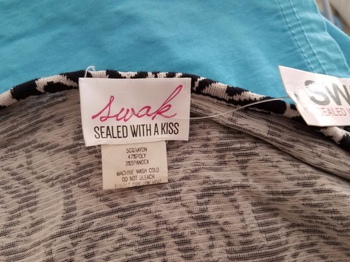 NUEVO CON ETIQUETAS SWAK Camisa Corta Para Mujer 1X Negra Gris Rosas Rayón Poli Spandex Manga Corta - Imagen 5 de 6