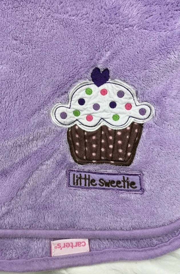 Manta Carter's Púrpura Little Sweetie Cupcake Suave Vellón Sólido Niñas Lovey Foto 3 de 3