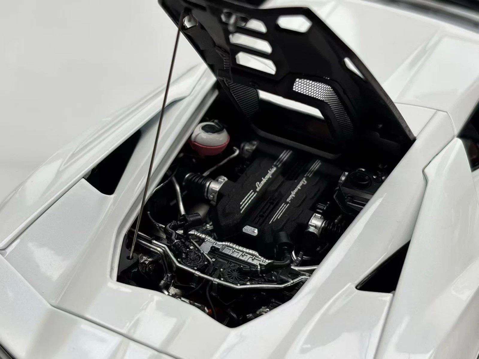 Modelo LCD 1/18 Lamborghini Revuelto Blanco - Imagen 13 de 15
