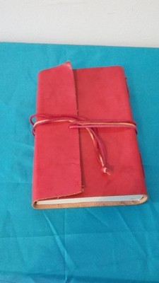 HANDGEMACHTER PAPIERBLOCK LEDEREINBAND ROT SCHRIFT ZEICHNUNG AQUARELL