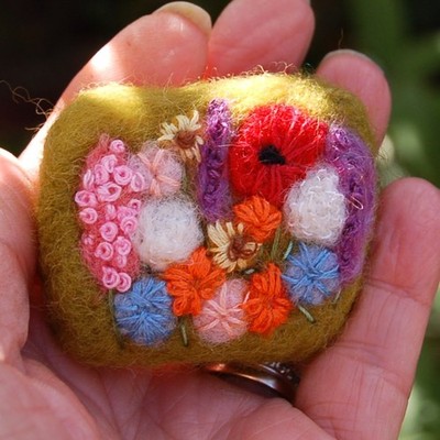 Nadelgefilzte und handbestickte Blumenbrosche